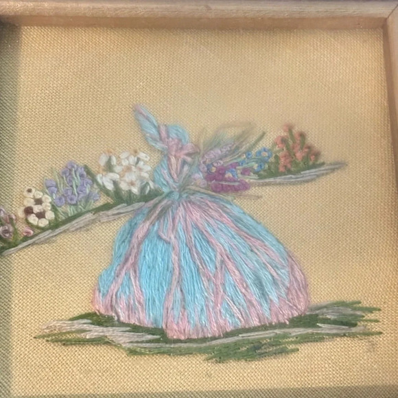 Vintage|  50s Set of 2 Antique Embroidered Ladies in Nature Wall Hangings 5 x 5” - Picture 7 of 9